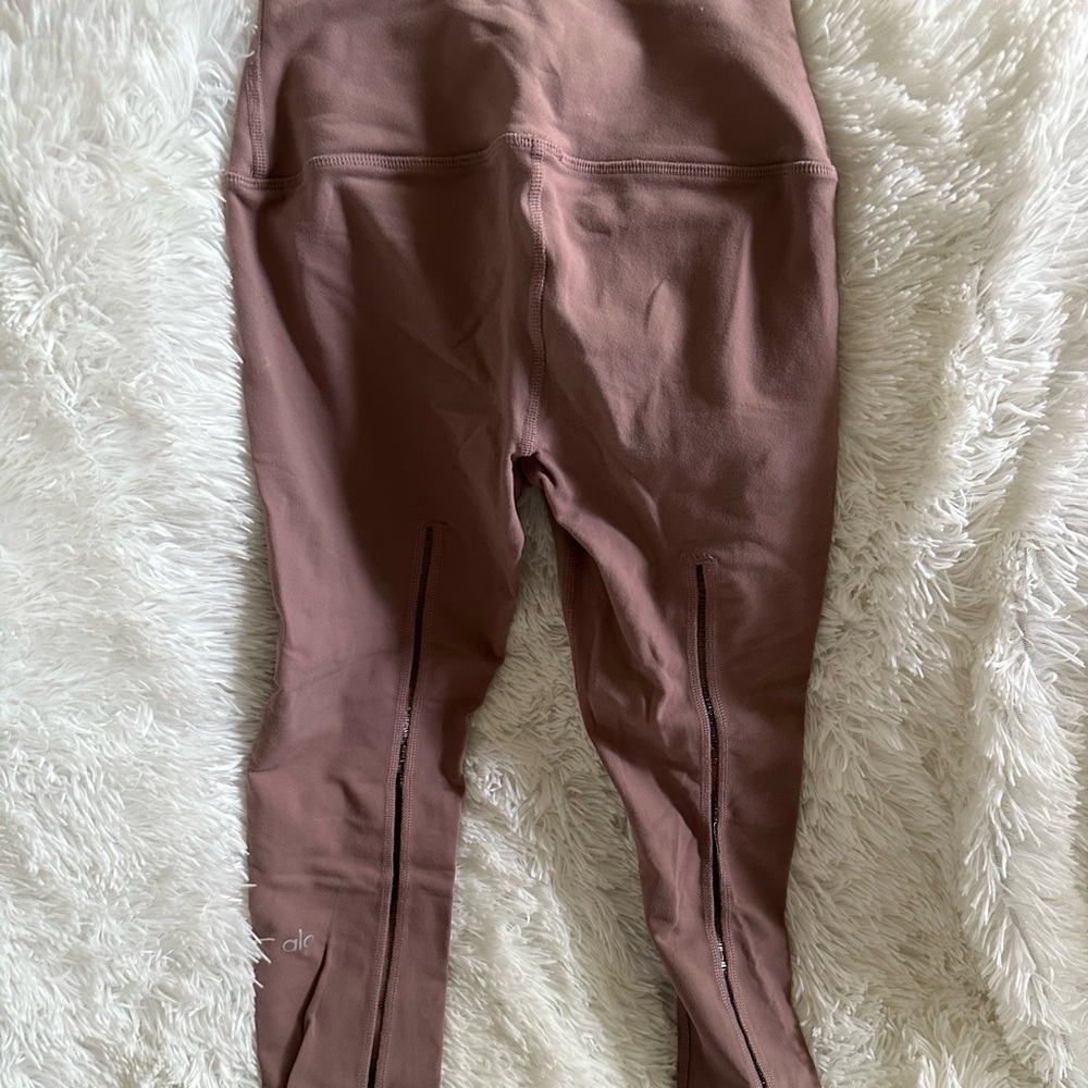 *** SOLD*** Alo yoga leggings - Picture 2 of 5